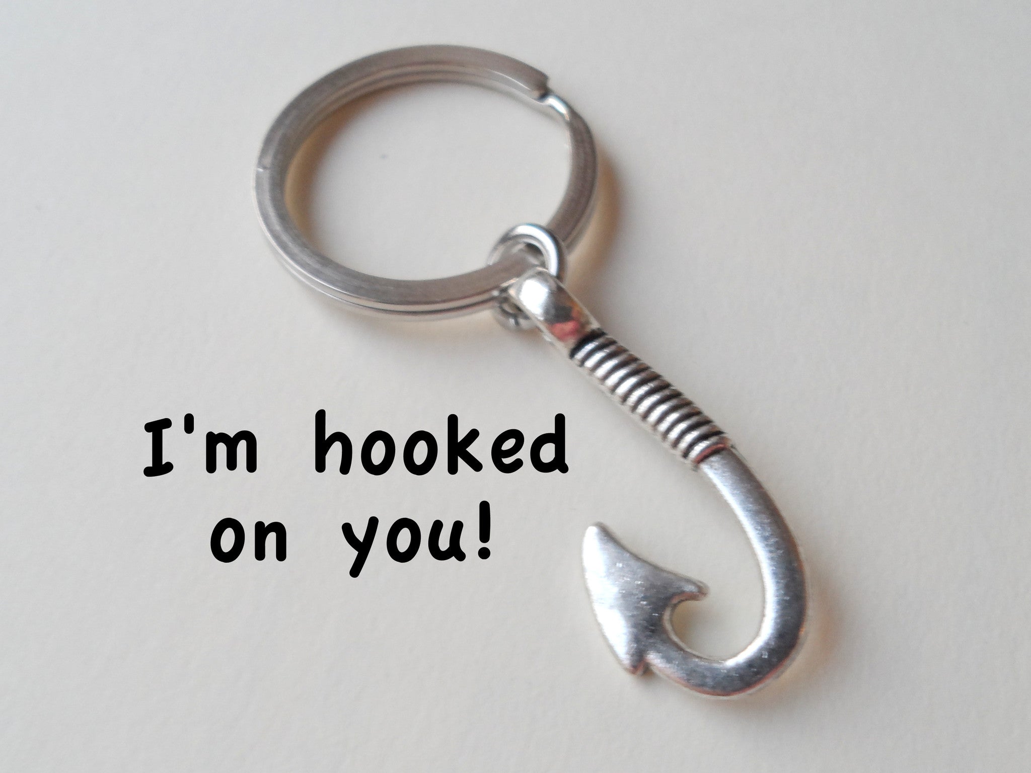 https://www.jewelry-everyday.com/cdn/shop/products/hook_keychain_couples_anniversary_gift.jpeg?v=1604355984